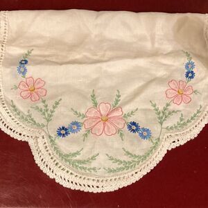 Embroidered Tablerunners 